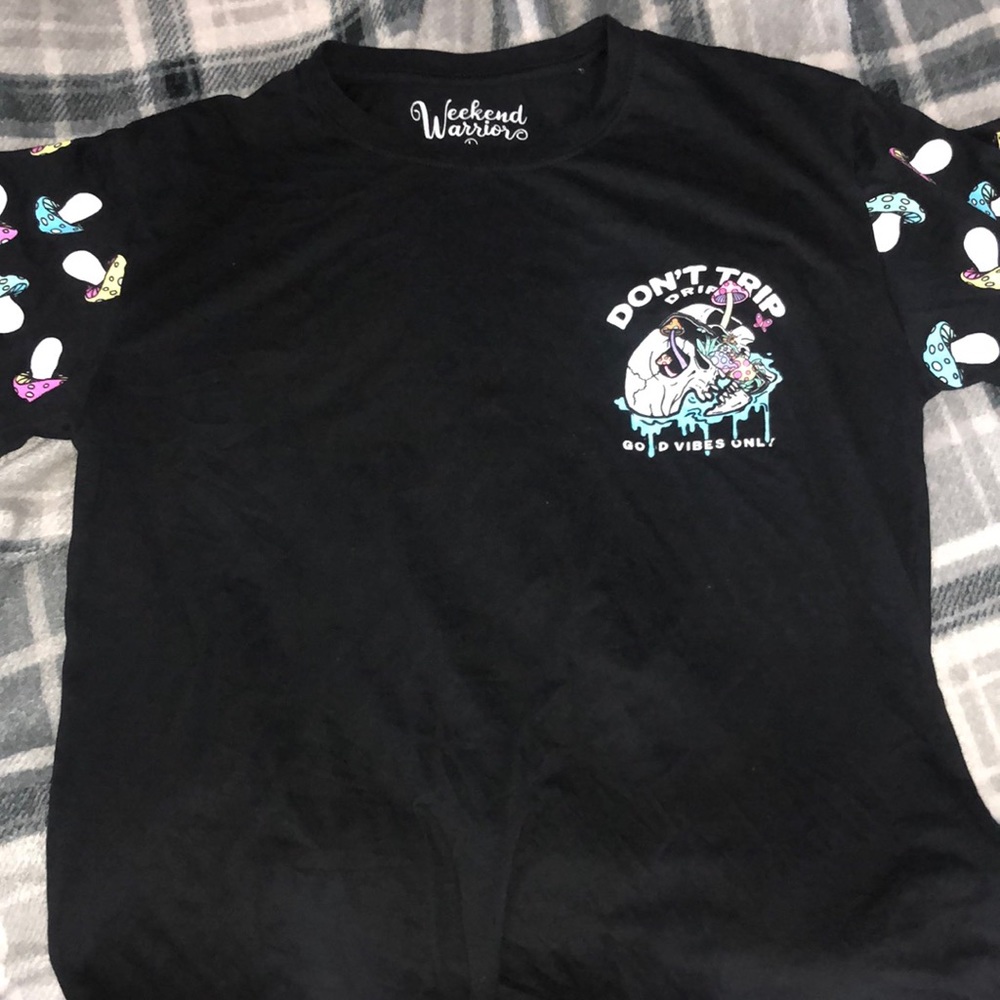 weekend warrior brand it’s size L, it is black with trippy bright colors